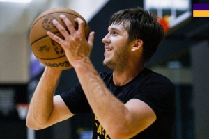 华体会官方入口-备战新赛季！湖人官推晒里夫斯范德彪训练照：回归训练