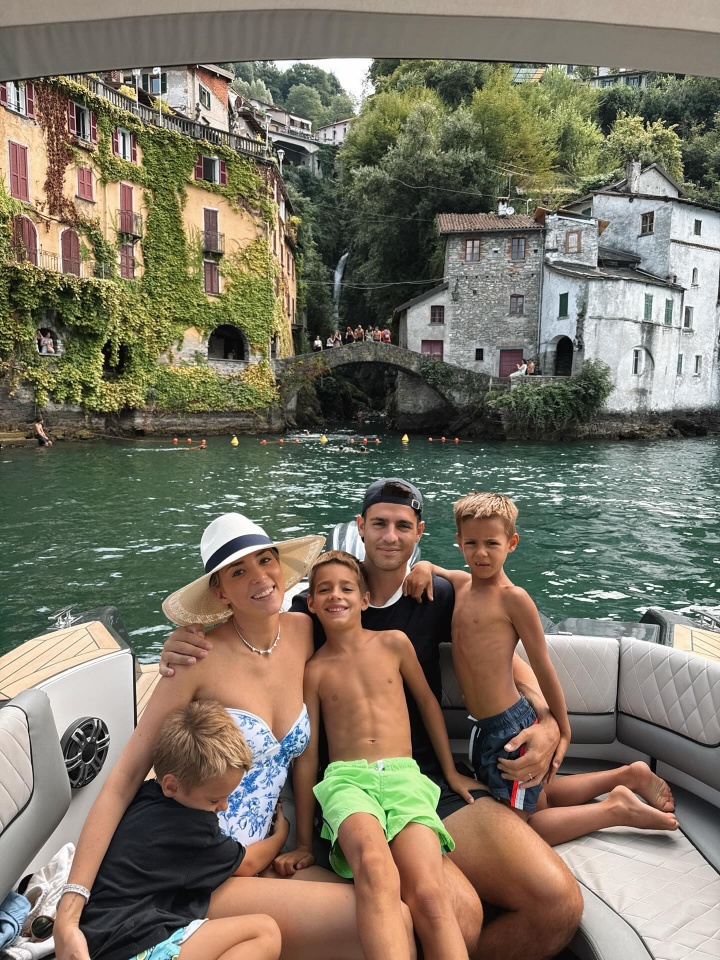 华体会app下载-小吧社交特辑：胡梅尔斯伴侣海滨悠闲休憩 瓦尔加尽展健美体态