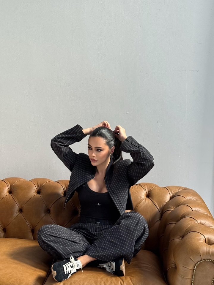 华体会app下载-小吧社交特辑：胡梅尔斯伴侣海滨悠闲休憩 瓦尔加尽展健美体态