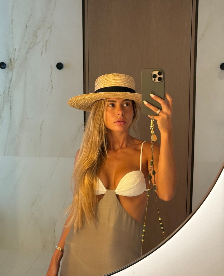 华体会app下载-小吧社交特辑：胡梅尔斯伴侣海滨悠闲休憩 瓦尔加尽展健美体态