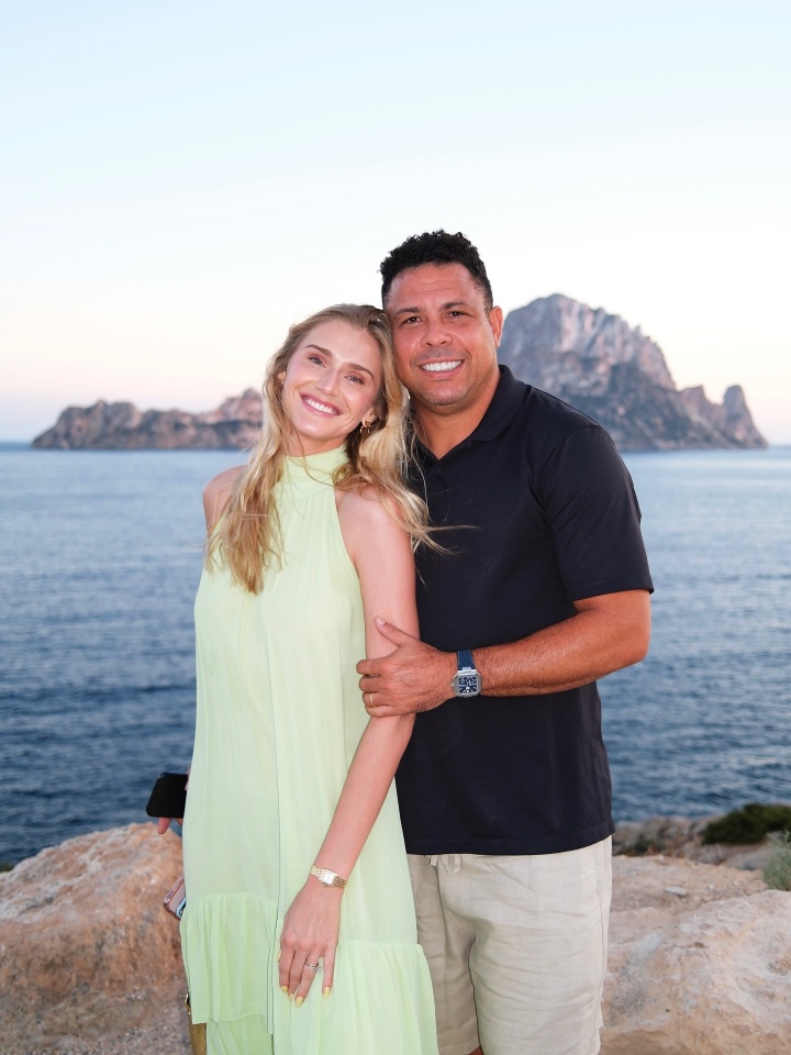 华体会app下载-小吧社交特辑：胡梅尔斯伴侣海滨悠闲休憩 瓦尔加尽展健美体态