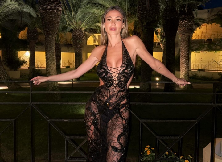 华体会app下载-小吧社交特辑：胡梅尔斯伴侣海滨悠闲休憩 瓦尔加尽展健美体态