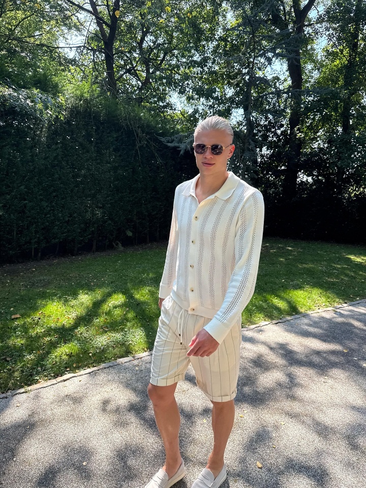 华体会app下载-小吧社交特辑：胡梅尔斯伴侣海滨悠闲休憩 瓦尔加尽展健美体态