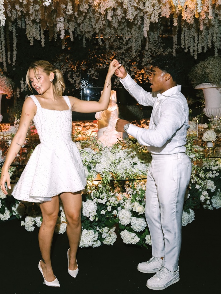 华体会app下载-小吧社交特辑：胡梅尔斯伴侣海滨悠闲休憩 瓦尔加尽展健美体态