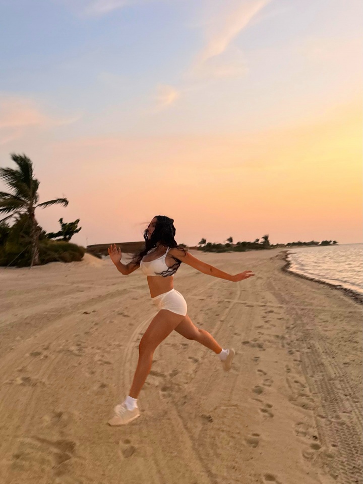 华体会app下载-小吧社交特辑：胡梅尔斯伴侣海滨悠闲休憩 瓦尔加尽展健美体态