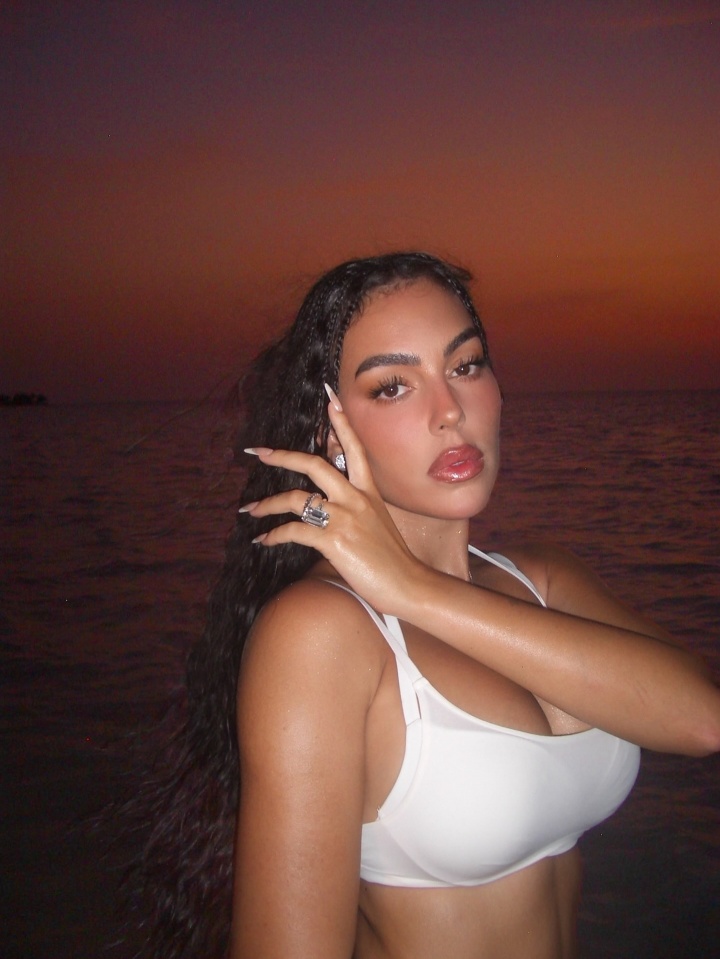 华体会app下载-小吧社交特辑：胡梅尔斯伴侣海滨悠闲休憩 瓦尔加尽展健美体态