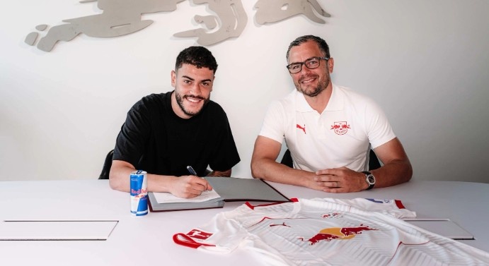 接替塞斯科！莱比锡官方：1.93米高中锋罗慕洛加盟，签约至2030年