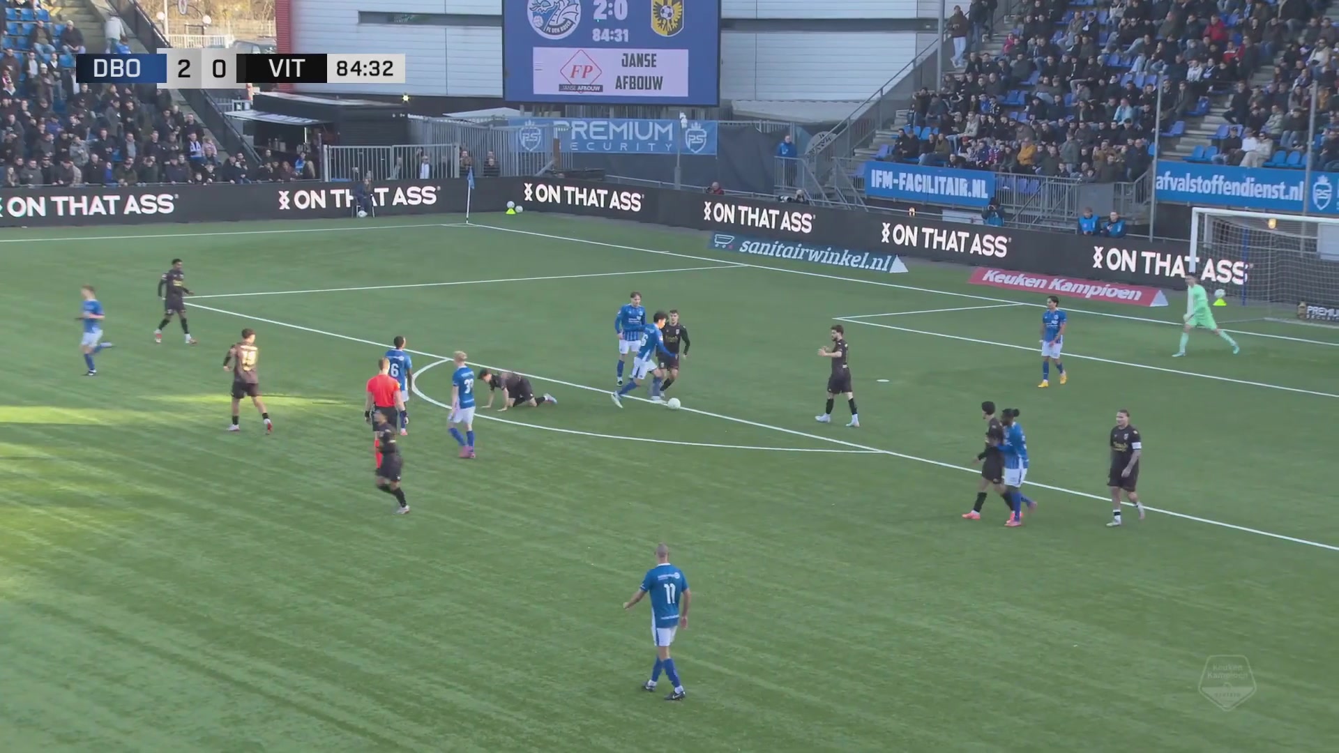 华体会app下载-名场面！王博豪哨响后射门引冲突，与对手互拽球衣，主裁连出6黄