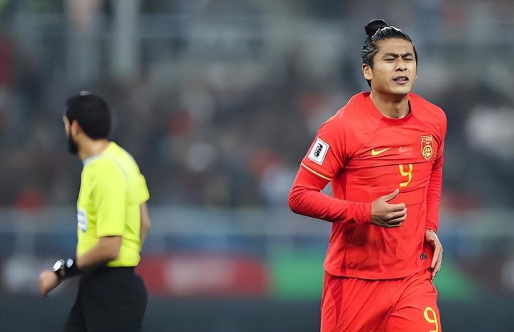 华体会官方入口-邵佳一刚带国足踢了一场热身赛，这两位锋霸就爆发，携手进两球