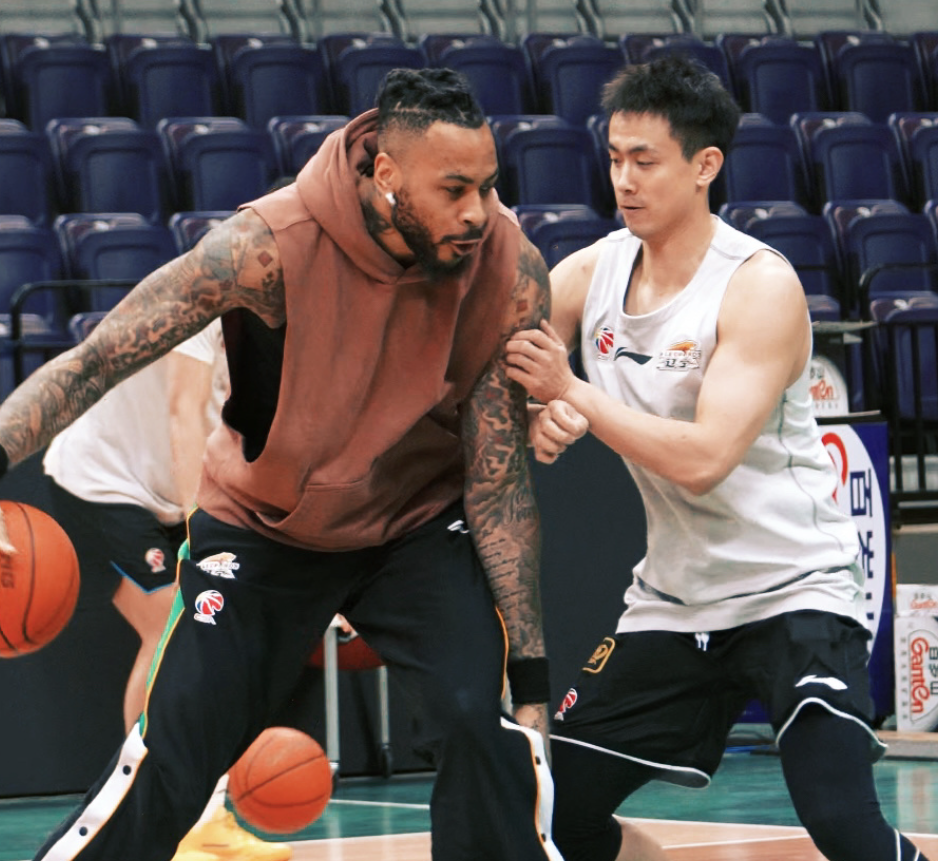 备战青岛!赵继伟开启合练但缺席今晚比赛,杨鸣展望对手给足认可